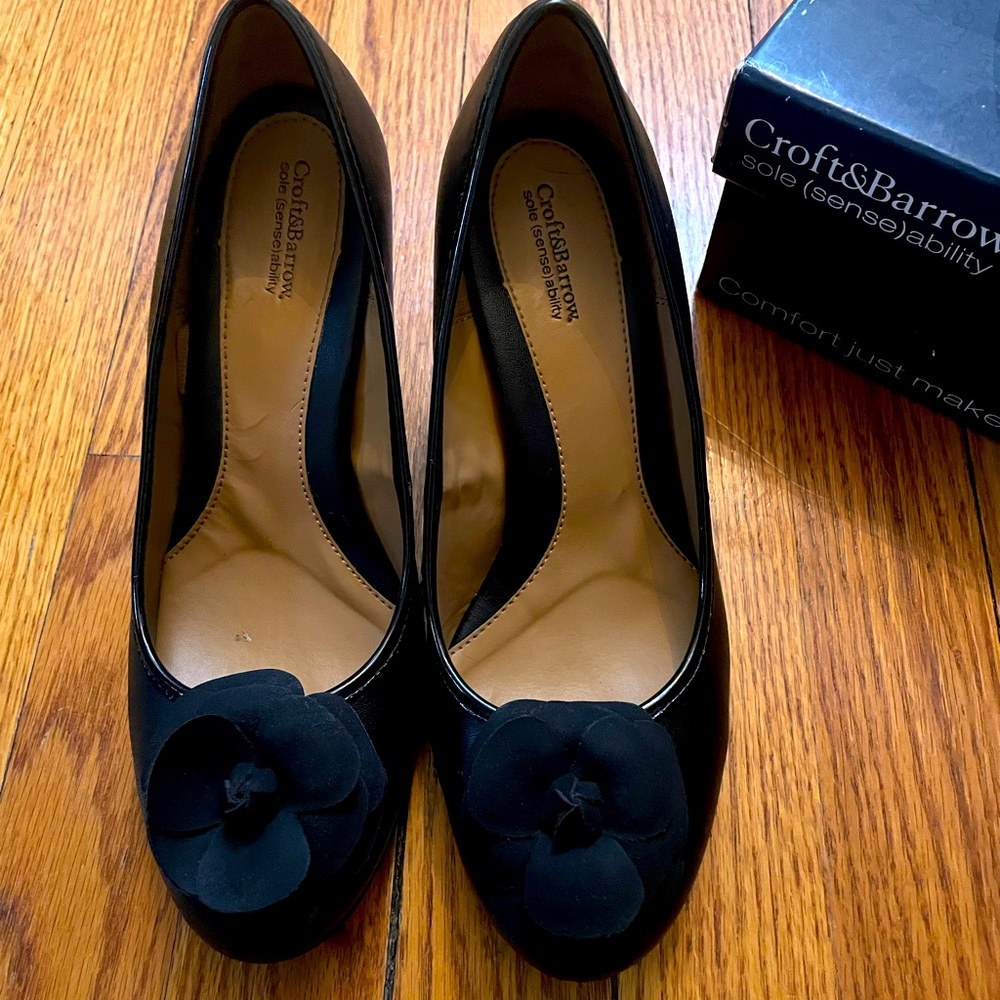 Croft and Barrow Black High Heel Shoes with Flower detail